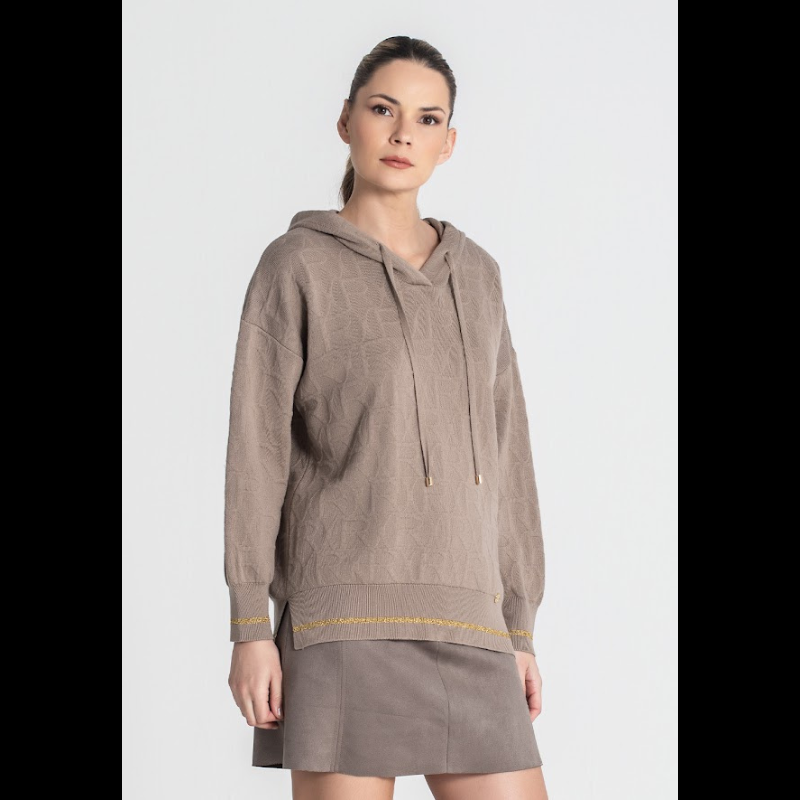Camisola, em taupe, de decote redondo e com textura de relevos "RR". Camisola com capucho e detalhas em dourado.
Composição: 60%Liocel + 30%Algodão + 10%Lurex