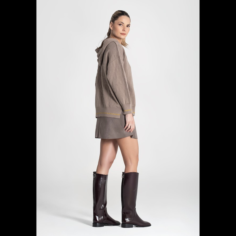 Camisola, em taupe, de decote redondo e com textura de relevos "RR". Camisola com capucho e detalhas em dourado.
Composição: 60%Liocel + 30%Algodão + 10%Lurex