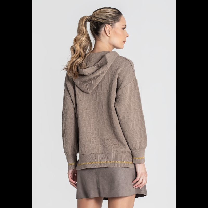 Camisola, em taupe, de decote redondo e com textura de relevos "RR". Camisola com capucho e detalhas em dourado.
Composição: 60%Liocel + 30%Algodão + 10%Lurex
