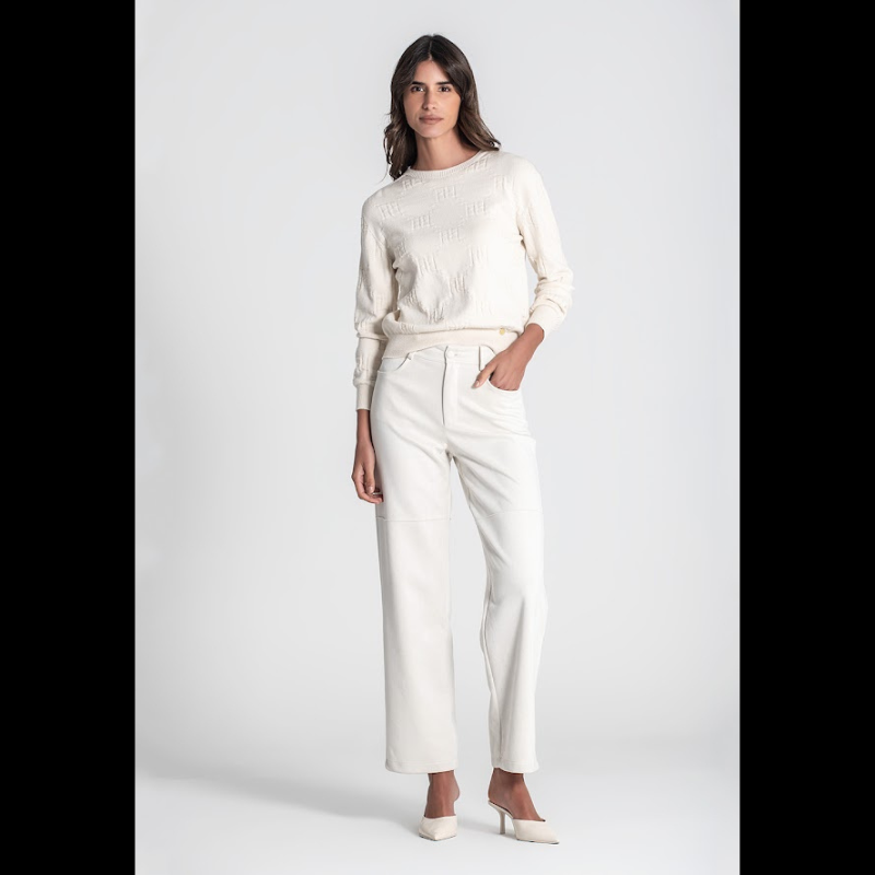 Camisola, em crú, de decote redondo com textura de relevos "R".
Composição: 50%Viscose + 22%Poliamida + 28%Poliéster