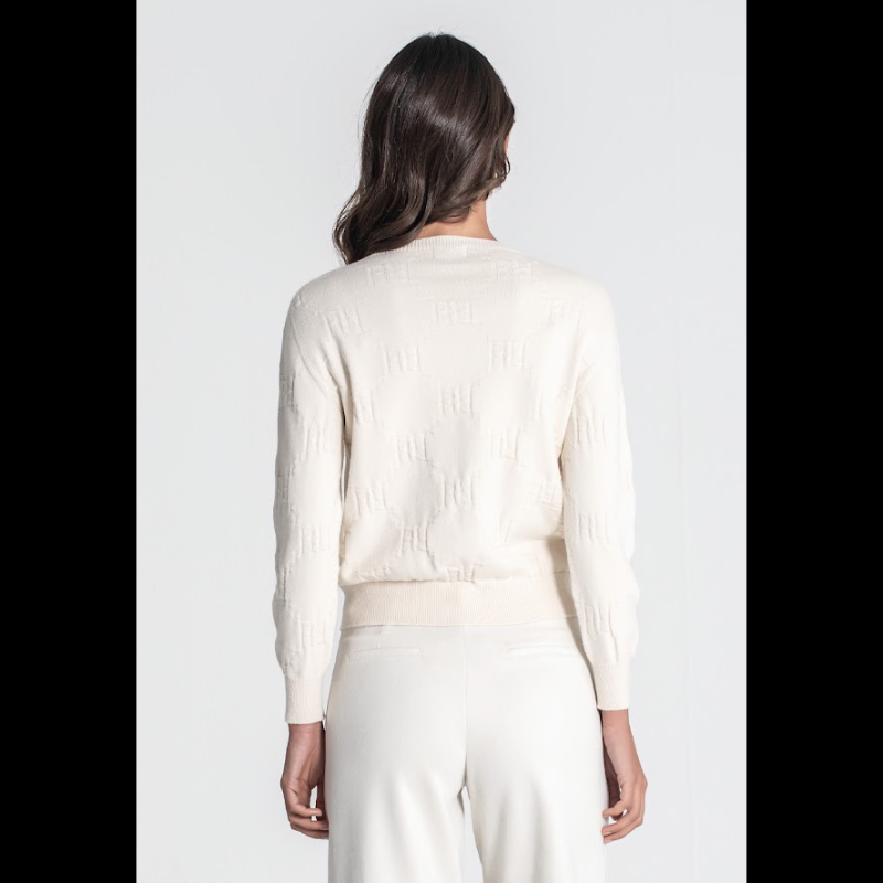 Camisola, em crú, de decote redondo com textura de relevos "R".
Composição: 50%Viscose + 22%Poliamida + 28%Poliéster