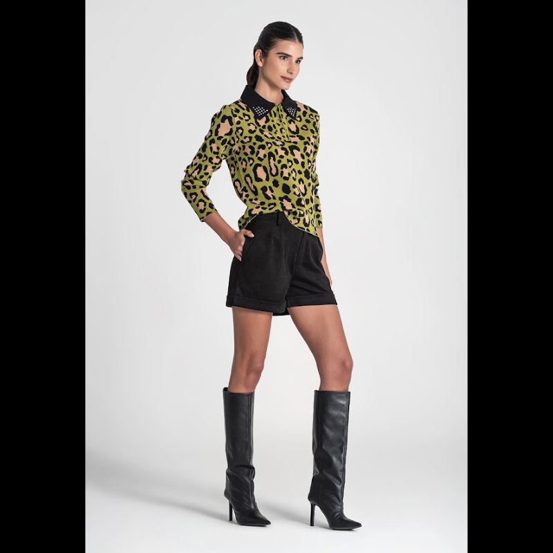 Camisola modelo polo em azeitona com padrão animal print. Gola com brilhos e a apertar na frente com botões.
Composição: 50%Viscose + 22%Poliamida + 28%Poliester