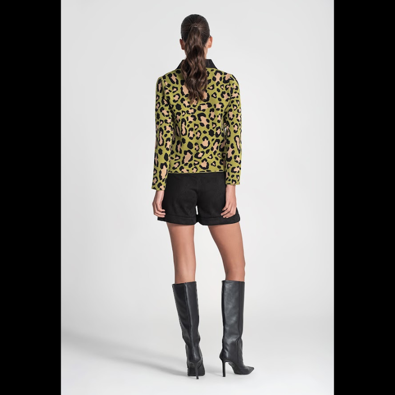 Camisola modelo polo em azeitona com padrão animal print. Gola com brilhos e a apertar na frente com botões.
Composição: 50%Viscose + 22%Poliamida + 28%Poliester