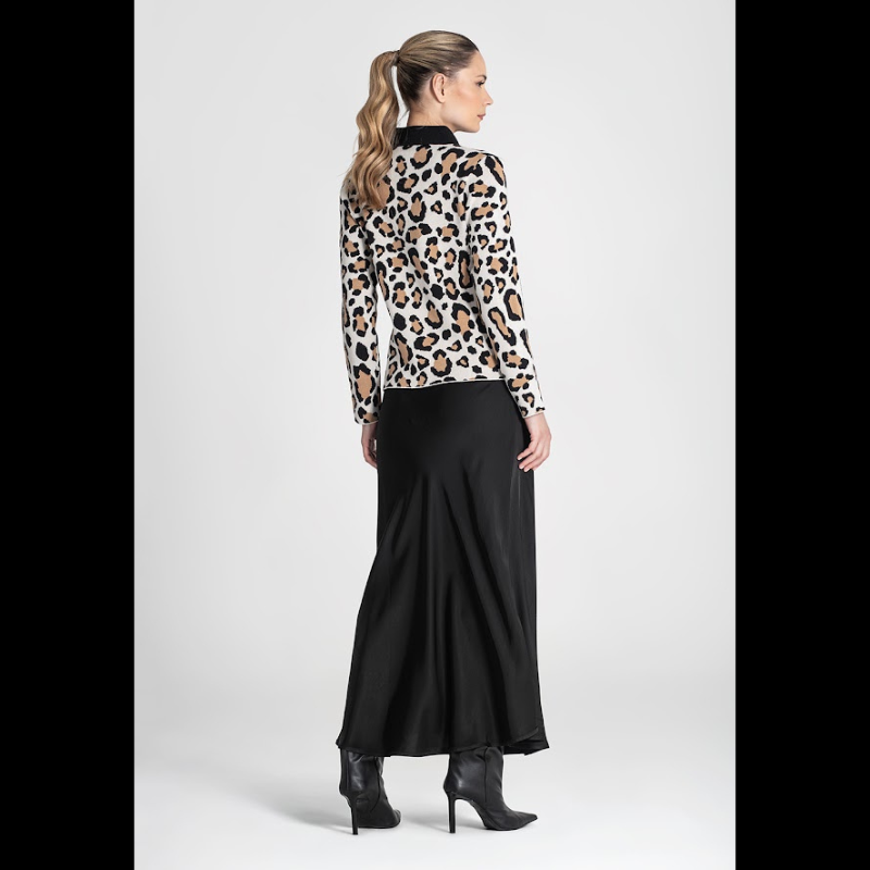 Camisola modelo polo em crú com padrão animal print. Gola com brilhos e a apertar na frente com botões.
Composição: 50%Viscose + 22%Poliamida + 28%Poliester