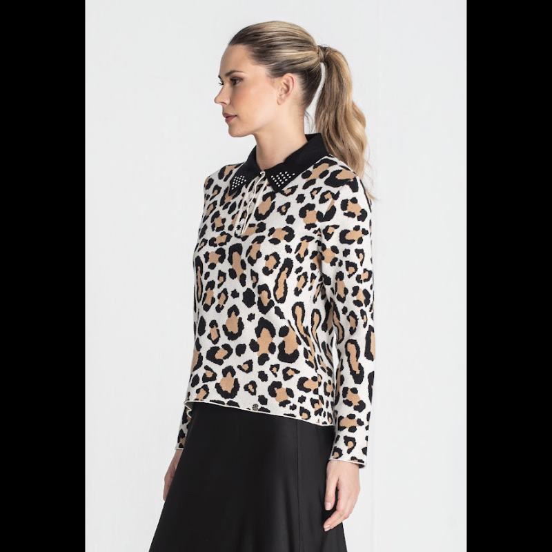 Camisola modelo polo em crú com padrão animal print. Gola com brilhos e a apertar na frente com botões.
Composição: 50%Viscose + 22%Poliamida + 28%Poliester