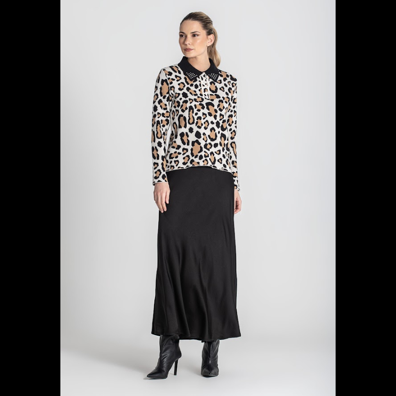 Camisola modelo polo em crú com padrão animal print. Gola com brilhos e a apertar na frente com botões.
Composição: 50%Viscose + 22%Poliamida + 28%Poliester