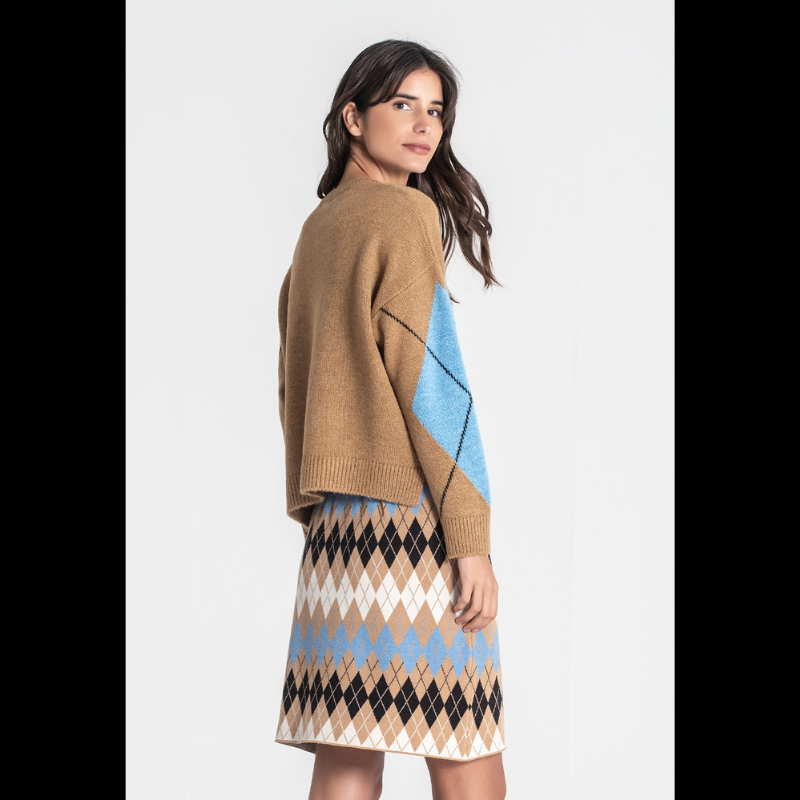 Camisola jacquard losangos em camel e azul. Camisola com detalhes bordados a lantejoulas.