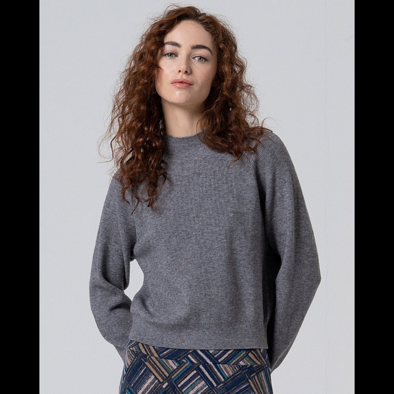 Camisola com gola perkings e manga reglã em cinzento. Punhos com pormenores.
Composição: 64%Poliéster b+ 30%Nylon + 6%Lã