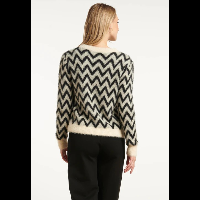 Camisola de decote redondo e de malha fofinha com padrão em zig zag em branco e preto.
Composição: 100%Acrílico