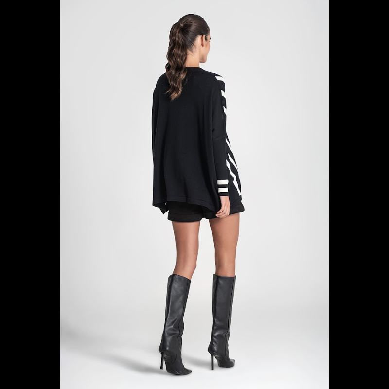 Camisola com decote em V oversize preta com riscas em branco.
Composição: 67% Liocel + 33% Algodão