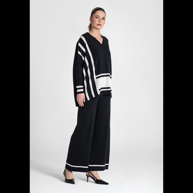 Camisola com decote em V oversize preta com riscas em branco.
Composição: 67% Liocel + 33% Algodão