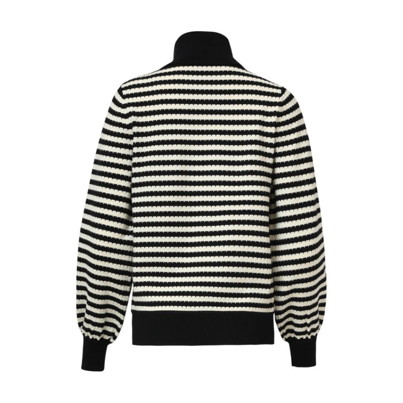 Camisola às riscas em preto e branco e de gola alta. Camisola de mangas compridas com volume.
Composição: 52%Viscose + 28%Poliéster + 20%Nylon