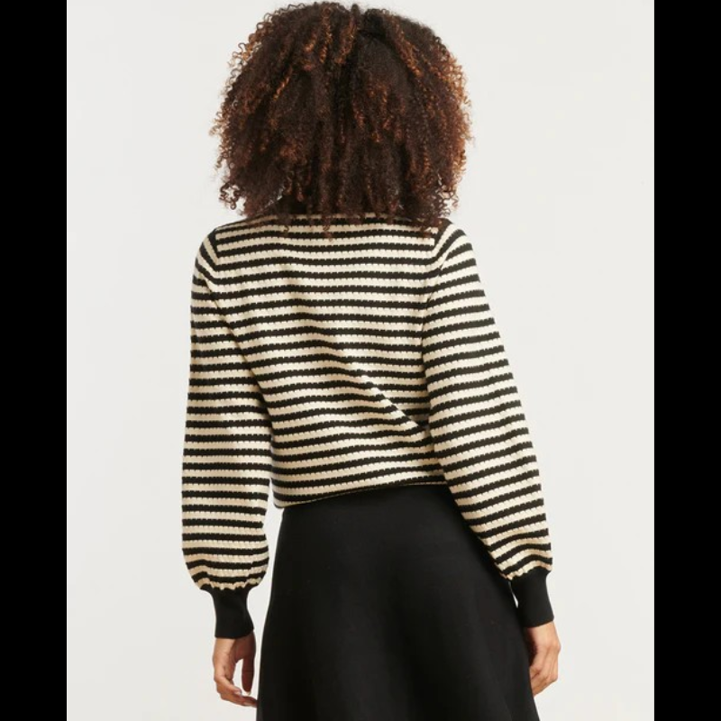 Camisola às riscas em preto e branco e de gola alta. Camisola de mangas compridas com volume.
Composição: 52%Viscose + 28%Poliéster + 20%Nylon