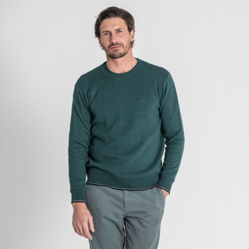 Camisola de decote redondo em verde, com risca em branco e marinho nos punhos e no cós.