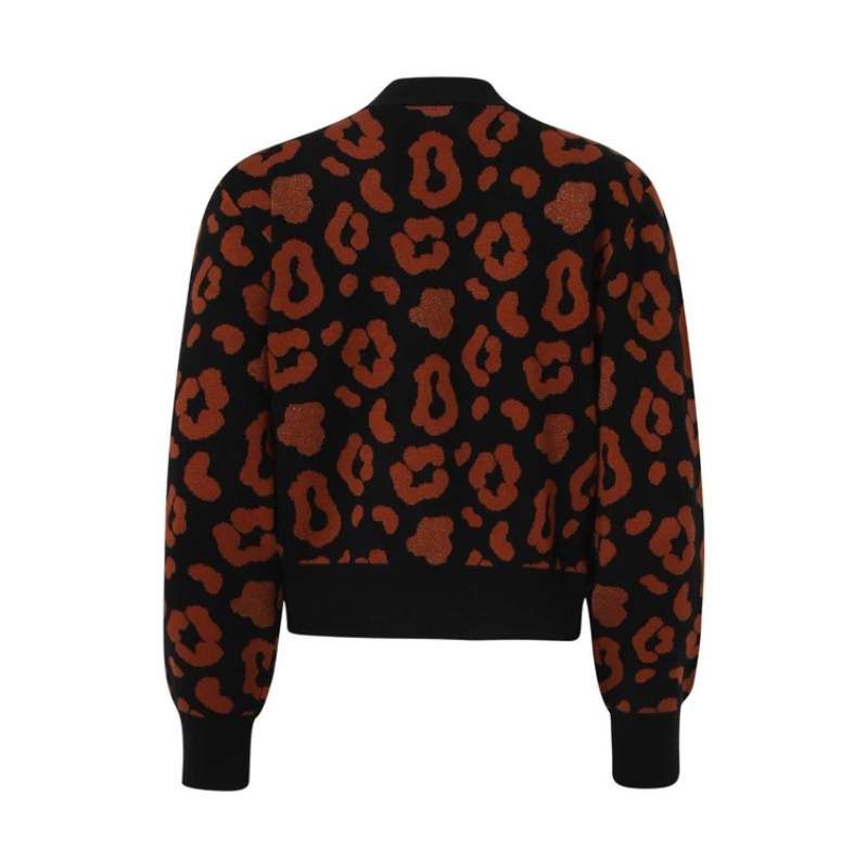 Casaco de decote em V com padrão animal print em preto e cognac. Fecha na frente com três botões forrados.
Composição: 52%Viscose + 28%Poliéster + 20%Nylon