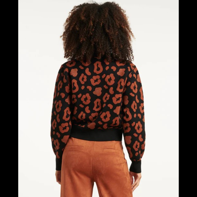 Casaco de decote em V com padrão animal print em preto e cognac. Fecha na frente com três botões forrados.
Composição: 52%Viscose + 28%Poliéster + 20%Nylon