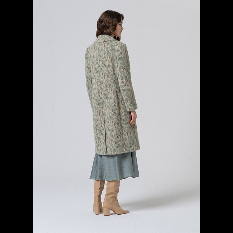 Casaco comprido com estampado suave em tons verdes. Forro estampado em verde escuro com quadrados em verde claro. Bolso na frente funcionais. Fecha na frente com quatro botões castanhos.
Composição: 62%Nylon + 38% Poliéster reciclado; Forro: 92%Poliéster + 8%Elastano; Pormenores: 100%Poliéster