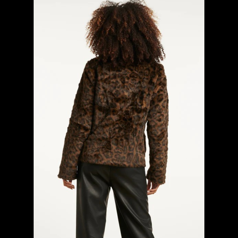 Casaco curto de pelo sintético com estampado animal print em preto e castanho. Casaco forrado a fechar na frente com molas. Bolsos laterias funcionais.
Composição: 100%Poliéster