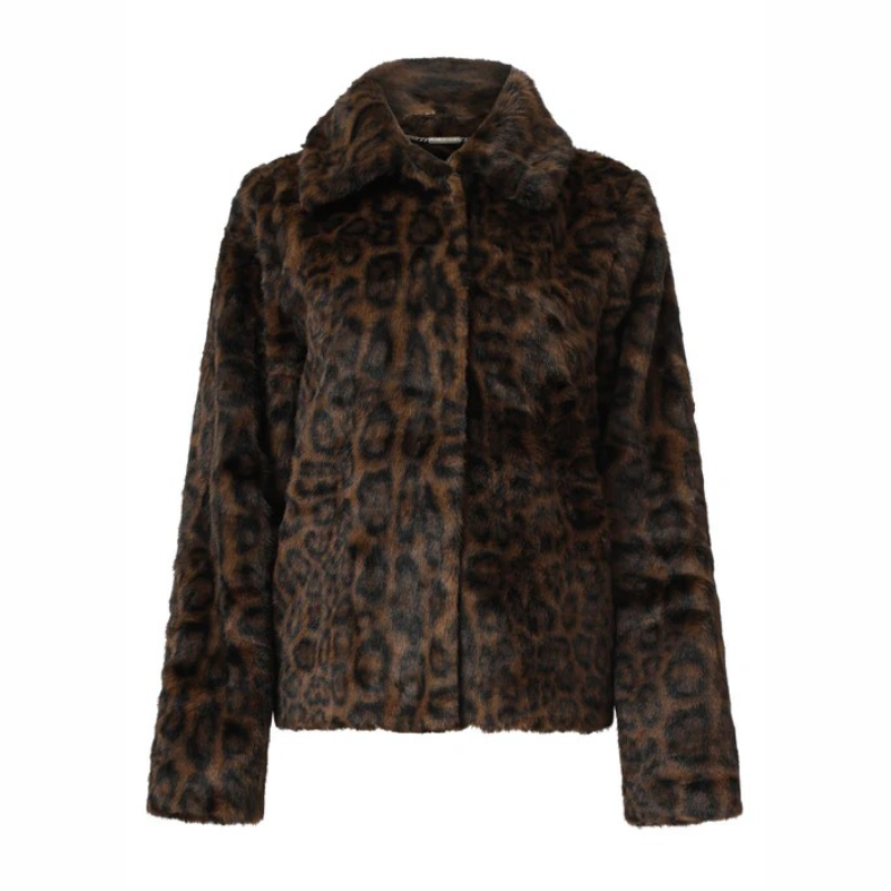 Casaco curto de pelo sintético com estampado animal print em preto e castanho. Casaco forrado a fechar na frente com molas. Bolsos laterias funcionais.
Composição: 100%Poliéster
