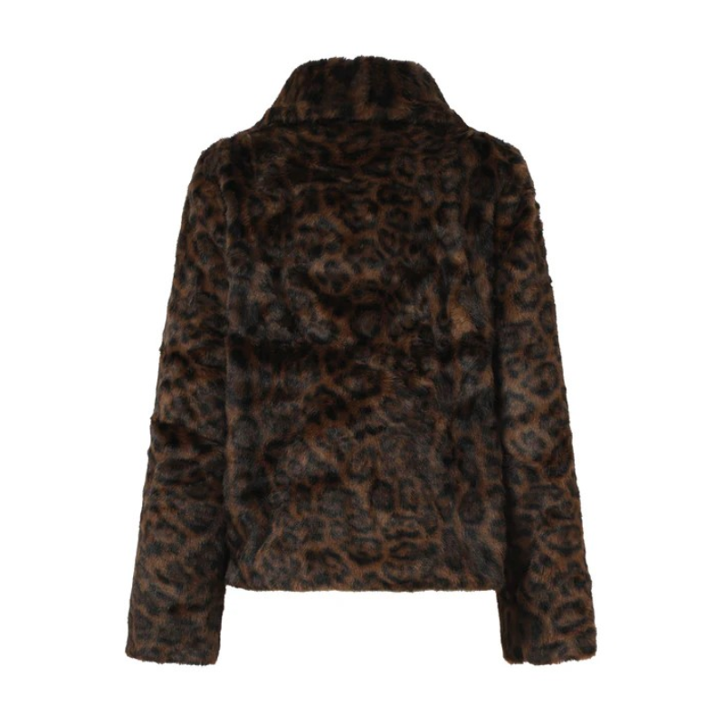 Casaco curto de pelo sintético com estampado animal print em preto e castanho. Casaco forrado a fechar na frente com molas. Bolsos laterias funcionais.
Composição: 100%Poliéster