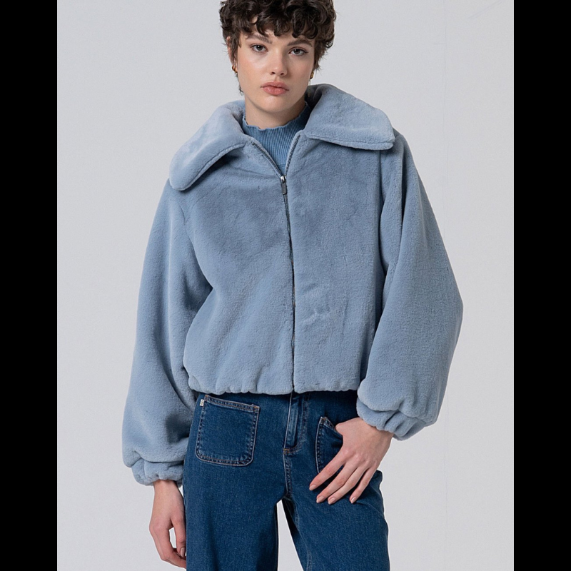 Casaco curto de pelúcia em azul claro. Cós e punhos com elástico e dois bolsos na frente funcionais.
Composição: 100%Poliéster