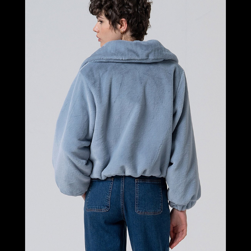 Casaco curto de pelúcia em azul claro. Cós e punhos com elástico e dois bolsos na frente funcionais.
Composição: 100%Poliéster