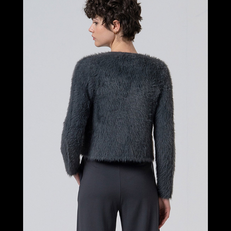 Casaco de tricô com efeito de pelo em cinza. Fecha no decote com uma colcheta.
Composição: 50%Algodão + 50%Nylon