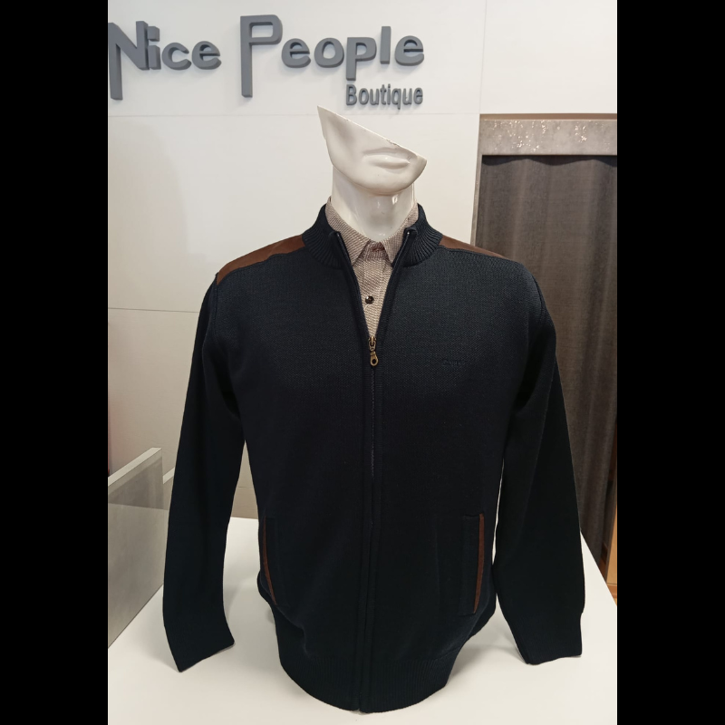 Casaco merino em marinho, com ombreiras e pormenor nos bolsos em castanho.