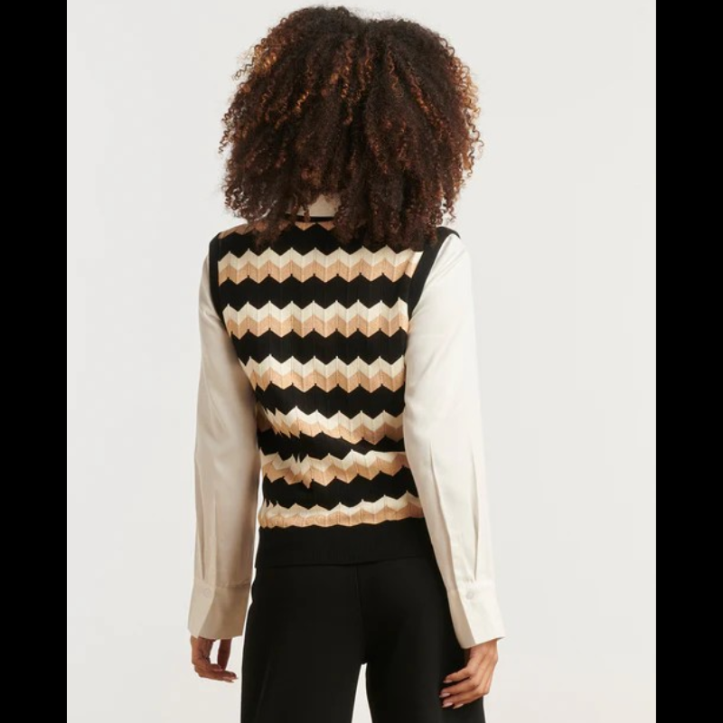 Colete de malha com padrão zig zag em branco, preto e areia com brilho dourado.
Composição: 49%Viscose + 27%Poliéster + 19%Nylon + 5%Lurex