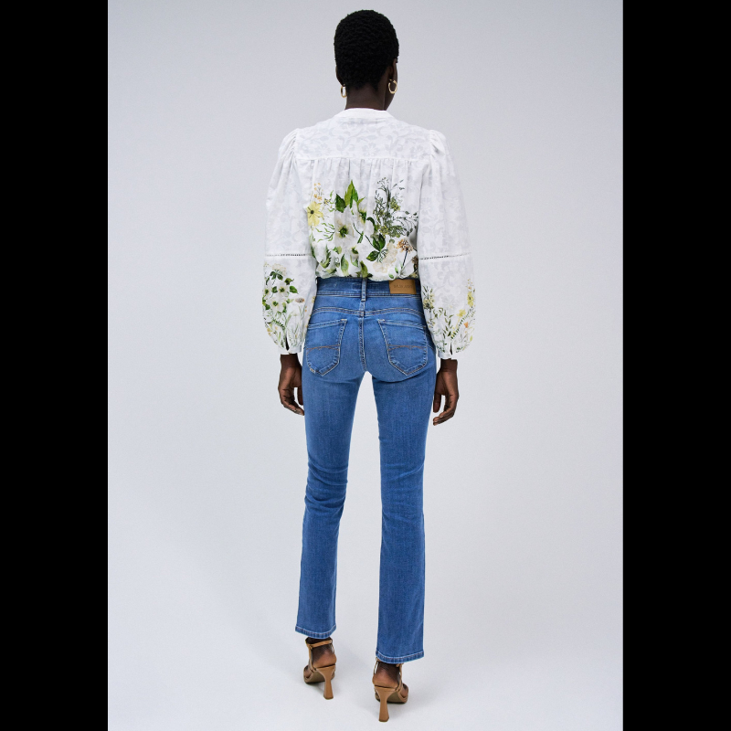 Calças de ganga secret, em azul médio, com efeito push in. Calças de cintura média com presilhas e perna slim. Abertura frontal com fecho de correr e dois botões. Calças com cinco bolsos funcionais.
Os Jeans Push In Secret proporcionam um efeito modelador para a silhueta mais elegante.
Composição: 82% Algodão + 17% Poliéster + 1% Elastano