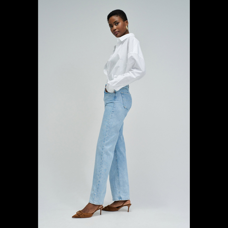 Calças jeans clássicas em azul claro com lavagem suave. Corte straight que oferece conforto e versatilidade para o dia a dia. Cintura alta que define a silhueta, com fecho de correr e botão na abertura frontal. Cinco bolsos funcionais e presilhas para cinto. Uma peça essencial que combina com qualquer look.