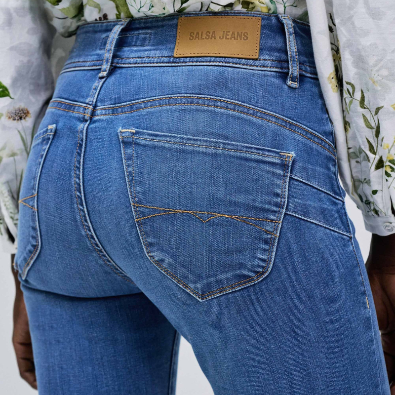 Calças de ganga secret, em azul médio, com efeito push in. Calças de cintura média com presilhas e perna slim. Abertura frontal com fecho de correr e dois botões. Calças com cinco bolsos funcionais.
Os Jeans Push In Secret proporcionam um efeito modelador para a silhueta mais elegante.
Composição: 82% Algodão + 17% Poliéster + 1% Elastano