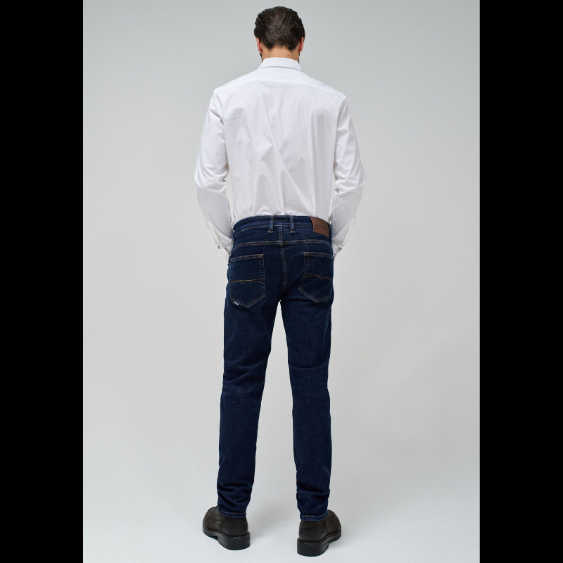 Calças jeans regular fit em azul escuro. Calças com cintura média e abertura com botões e com cinco bolsos funcionais.
Cintura: Medium Rise
Corte: Regular Leg
Composição: 99%Algodão + 1%Elastano