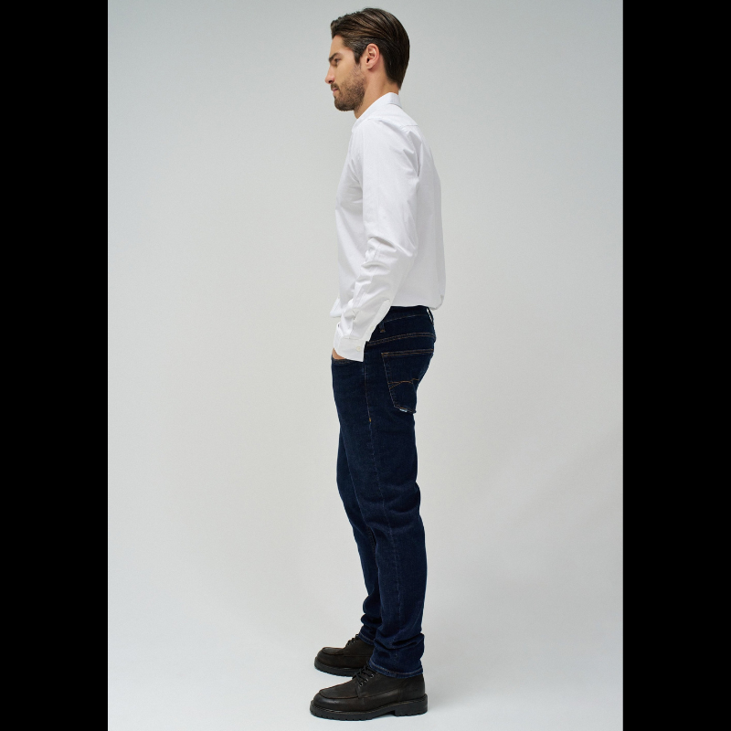 Calças jeans regular fit em azul escuro. Calças com cintura média e abertura com botões e com cinco bolsos funcionais.
Cintura: Medium Rise
Corte: Regular Leg
Composição: 99%Algodão + 1%Elastano