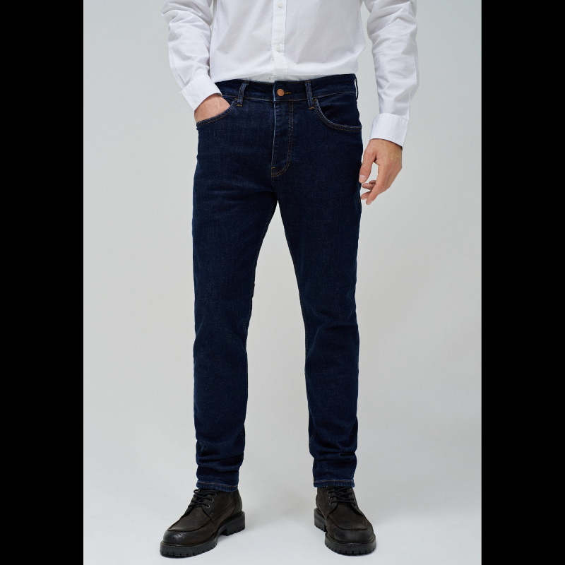 Calças jeans regular fit em azul escuro. Calças com cintura média e abertura com botões e com cinco bolsos funcionais.
Cintura: Medium Rise
Corte: Regular Leg
Composição: 99%Algodão + 1%Elastano