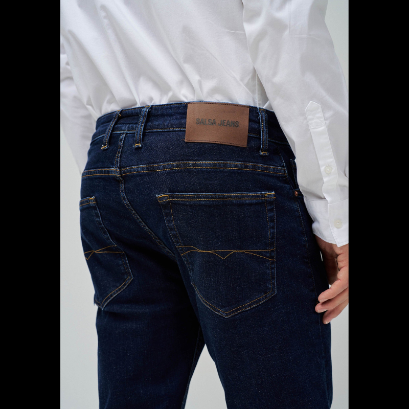 Calças jeans regular fit em azul escuro. Calças com cintura média e abertura com botões e com cinco bolsos funcionais.
Cintura: Medium Rise
Corte: Regular Leg
Composição: 99%Algodão + 1%Elastano