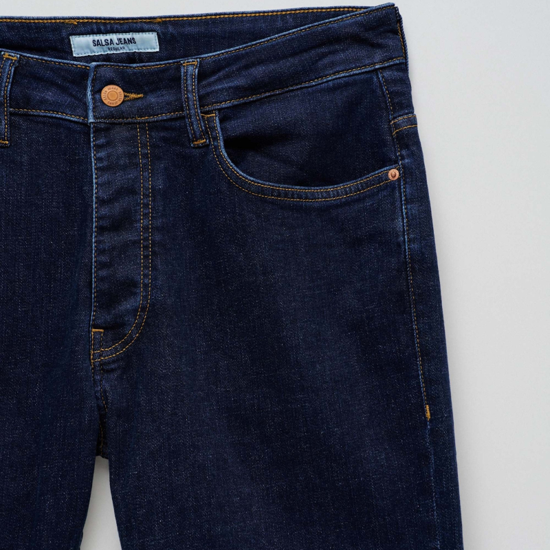 Calças jeans regular fit em azul escuro. Calças com cintura média e abertura com botões e com cinco bolsos funcionais.
Cintura: Medium Rise
Corte: Regular Leg
Composição: 99%Algodão + 1%Elastano