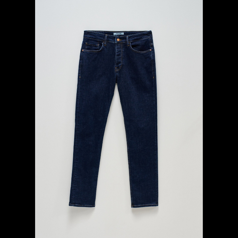 Calças jeans regular fit em azul escuro. Calças com cintura média e abertura com botões e com cinco bolsos funcionais.
Cintura: Medium Rise
Corte: Regular Leg
Composição: 99%Algodão + 1%Elastano