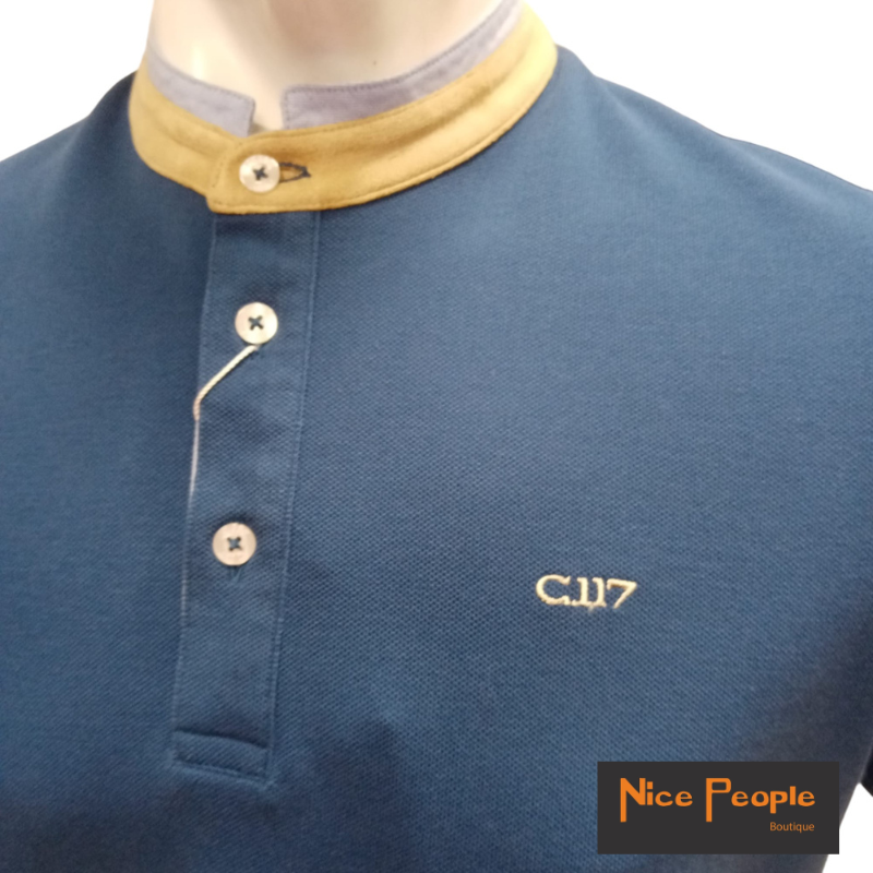 Polo de manga curta azul com "gola à padre".
Composição: 100% Algodão