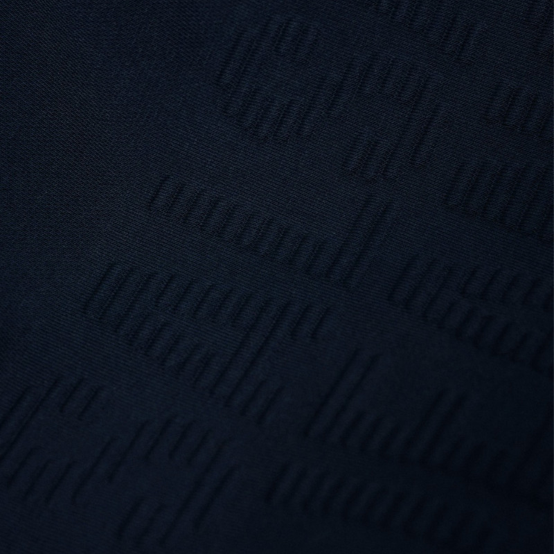 Sweatshirt cardada, em marinho, de mangas compridas. Decote redondo, punhos e cintura são canelados. Detalhe de branding com relevo no peito.
Composição: 57%Algodão + 43% Poliéster. Aplicações: 95%Algodão + 5%Elastano
