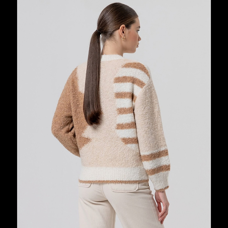 Camisola de manga comprida com decote redondo em tricô texturado. Peça quentinha que combina conforto e estilo, apresentando um padrão geométrico abstrato em tons naturais de bege e castanho.