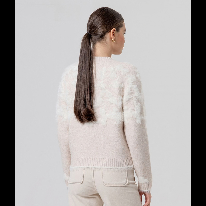 Camisola de manga comprida com decote redondo em malha macia e aconchegante. O jacquard em crú apresenta um motivo em relevo com textura fofa no peito e cós, criado através de um fio de pelo macio.