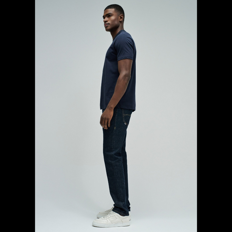 T-Shirt azul com branding discreto no peito que reflete um design minimalista sofisticado. O corte slim fit oferece uma silhueta moderna e ajustada, perfeito para composições casual versáteis. T-Shirt de manga curta e decote redondo clássico que garantem conforto durante todo o dia. 