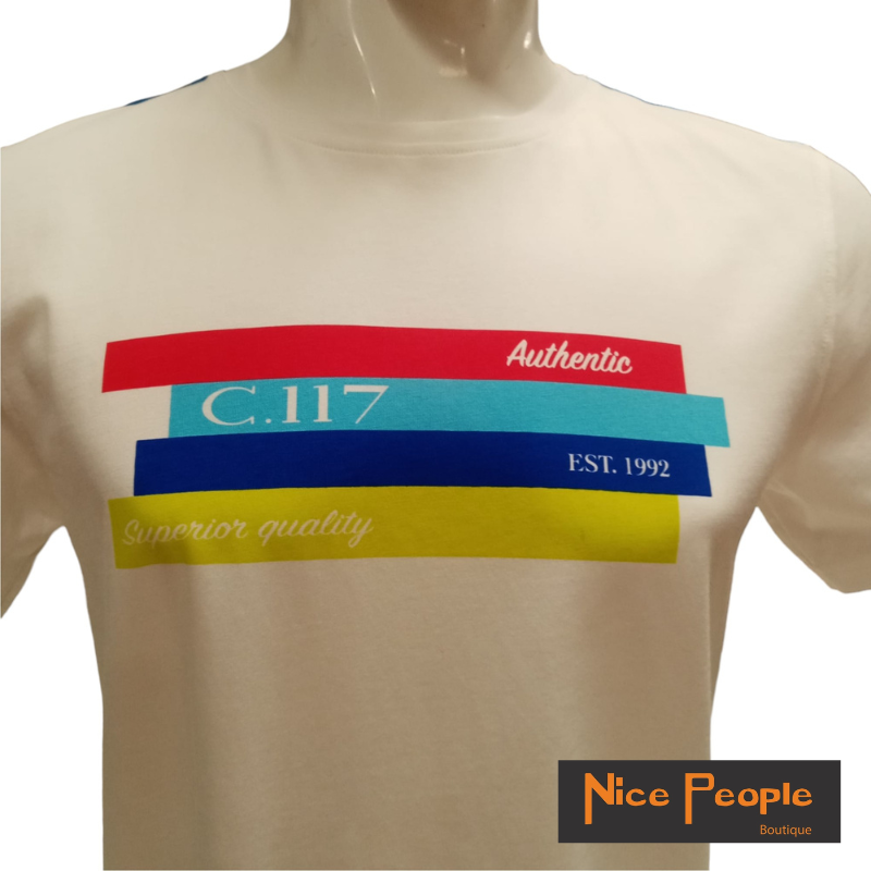 T-shirt branca com estampa colorida na frente.
Composição: 100% Algodão