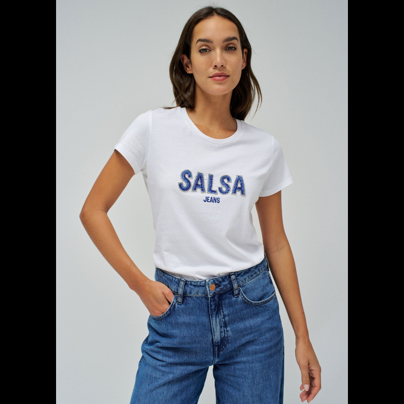 T-Shirt branca, de manga curta e com branding feito com missangas azuis e brilhos. T-Shirt de decote redondo e de corte slim fit.
Composição: 100% Algodão