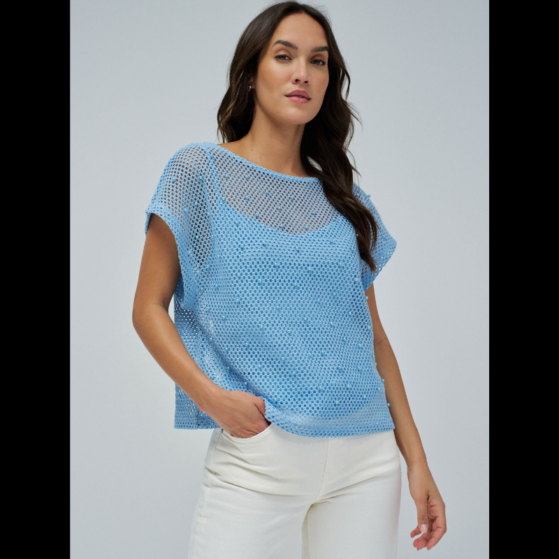 T-Shirt em crochet azul claro com aplicação de pérolas. T-Shirt de corte regular com decote em barco e mangas cavas. Inclui top interior da mesma cor.
Composição: 65% Poliéster + 35% Algodão
