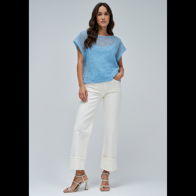 T-Shirt em crochet azul claro com aplicação de pérolas. T-Shirt de corte regular com decote em barco e mangas cavas. Inclui top interior da mesma cor.
Composição: 65% Poliéster + 35% Algodão