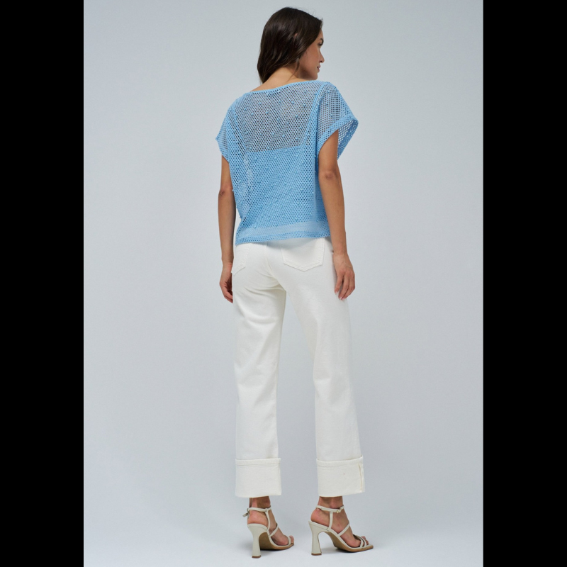 T-Shirt em crochet azul claro com aplicação de pérolas. T-Shirt de corte regular com decote em barco e mangas cavas. Inclui top interior da mesma cor.
Composição: 65% Poliéster + 35% Algodão