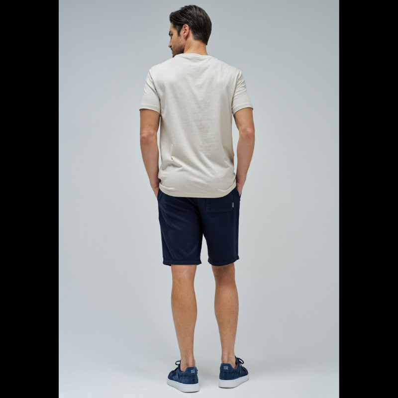 T-Shirt bege com branding em marinho e castanho. T-Shirt slim fit de manga curta e decote redondo.
Corte: Slim Fit
Composição: 100%Algodão