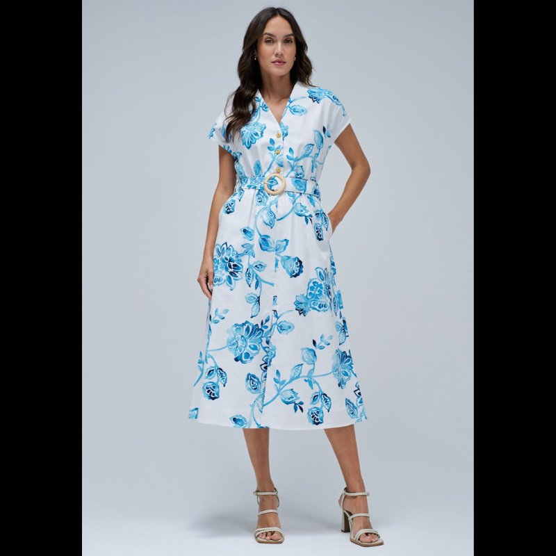 Vestido camiseiro branco com estampa floral em tons azuis. Vestido midi com decote em V e com abertura na frente com botões em madeira até à cintura. Vestido com corte na cintura com elástico e a terminar com racha frontal. Vestido de mangas cavas com bolsos laterias e com cinto removível com fivela em ráfia.
Composição: 100% Algodão